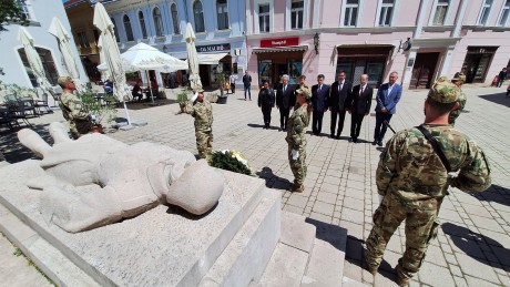 Közös megemlékezés a Hősök Napján a háborúkban elesett katonákra